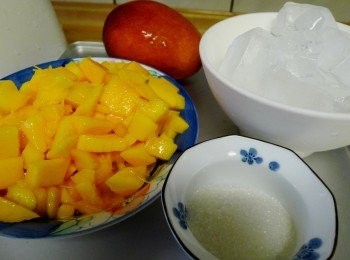 step1: 芒果去皮去籽切成丁狀，其他<span class="group_1">食材</span>備用