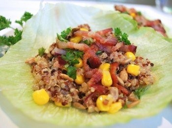 step8: 取適量<span class="group_1">藜麥沙拉</span>裝進生菜碗裡，撒上培根碎及葵瓜子即可