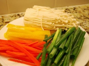 step1: 將所有蔬菜洗淨切絲備用