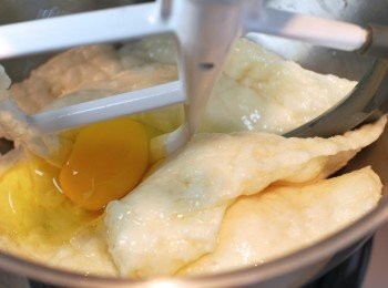step4: 一次一顆加入雞蛋，攪打至均勻