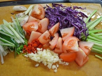 step6: 洋蔥、黃瓜、紫椰菜切絲；番茄切小塊；芹菜去葉切段。紅辣椒去籽切碎；蒜切碎；香茅用刀背拍過後切段。