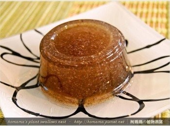 step2: 用小湯匙輕壓黑木耳健康凍的容器邊緣，使其順利滑脫至碗盤。