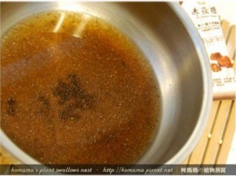 step3: 用水將果凍粉稍微溶解後，與赤崁糖一同加入置黑木耳養生露中煮沸。
