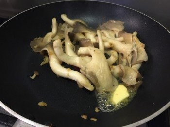 step3: 再加入一片牛油(10-20g) 炒至菇熟