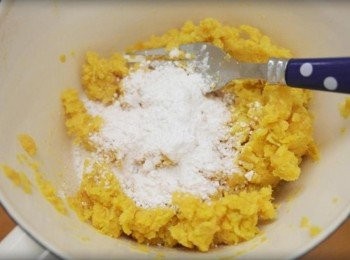 step3: 接著放入地瓜粉拌勻!!!