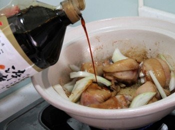 step2: 砂鍋倒少許油加熱，放入雞腿煎香後放入洋蔥絲炒香