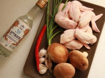 step1: 所有材料，這次選用的是金門高粱酒一甲子以來，以清澈透明、質地純淨、芳香甘醇，獨獲行家的青睞，一路走來獨領風騷，在『中國白酒』中，一支獨秀、聞名於世。