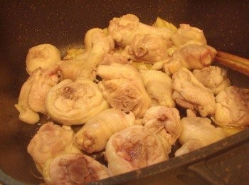 step4: 接著將川燙處理好的雞肉下鍋ˊ拌炒至雞皮焦香