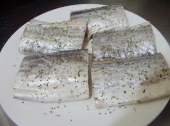 step2: 步驟2然後用刀子在兩面劃上斜刀ˊ 並將兩面抹上少許米酒灑上乾燥巴西利ˊ 這樣煎時較能均勻受熱