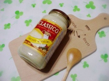 step1: 【新鮮食材，粒粒口感 │道地義大利風味】經過時間洗禮，歷久不衰的食譜、高品質的原料、悉心的料理，更受義大利各地特色菜餚的啟發，才成為獨特的CLASSICO義大利麵醬，每罐CLASSICO義大利麵醬都有濃郁、真實的滋味，只用最高品質的食材，CLASSICO義大利麵醬給您最正統原汁原味的義大利風味！透過CLASSICO義大利麵醬烹調，彷彿輕鬆探索義大利美食之旅！