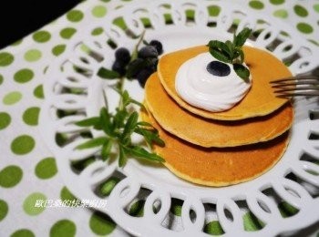 step6: 擺盤加點鮮奶油和藍莓裝飾就能享用囉。 除了鮮奶油也可隨意淋上蜂蜜或楓糖滋味都超棒。 再搭配上花草茶ˊ可一點都不輸商家的鬆餅餐呢ˊ趕緊試試喔。