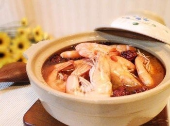 step8: 蝦子不宜久煮ˊ熟透得很快ˊ 只要麻油品質好ˊ蝦子也新鮮ˊ簡單快速就有鮮美好滋味。 另外提供一點小祕訣ˊ可準備當歸1片ˊ浸泡於平時料理用米酒中ˊ 變成料理香酒ˊ像冬天常會做補類湯品時ˊ於完成前灑上一些ˊ 風味更棒哦。