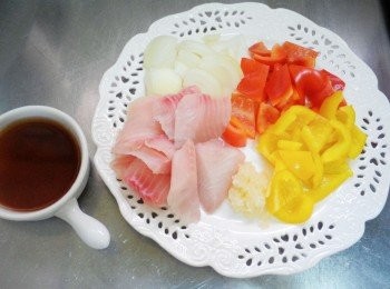 step1: 1.先備齊<span class="group_1">材料</span>鯛魚切片，洋蔥/紅/黃/甜椒切丁，
嫩薑切細末，<span class="group_3">調味</span>先拌勻備用