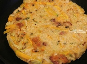 step6: 維持中火慢煎至底部金黃、成型固定後，翻面續煎。