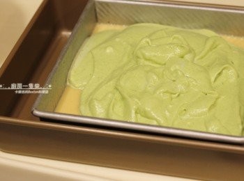 step18: 將打好的蛋白霜與蛋黃糊"輕輕"切拌均勻，再輕輕倒在布丁液上。