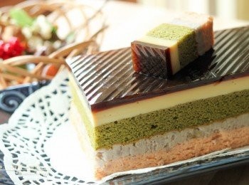 step24: 最後切邊修飾，依個人喜好切成合適大小，令人驚艷的五色焦糖布丁蛋糕，美美上桌啦!