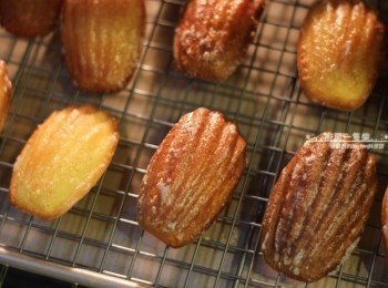 step10: <span class="group_2">檸檬糖霜-裝飾</span>所有材料混合拌勻，刷在烤好的<span class="group_1">馬德蓮</span>上，送進預熱至180度C(約356度F)的烤箱中，烘烤約2~3分鐘，表面糖霜微微冒泡後即可取出，置於鐵架上放涼。