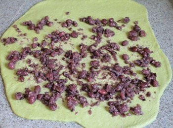 step2: 打好的麵團醒30分鐘後即可開始塑行. 麵糰擀捲幾次, 記得把麵糰裡面的空氣都趕出來. 再取一半麵團桿捲成1大張後, 鋪上紅豆泥