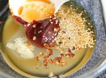 step1: 將<span class="group_2">沙拉醬</span>汁依照比例調好