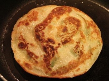 step2: 蔥油餅煎至兩面金黃後盛盤
