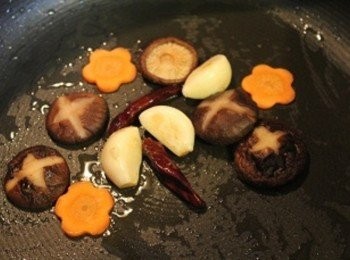 step2: 少許油爆香蒜頭/香菇 (**圖中紅蘿蔔片為裝飾用, 可省略)