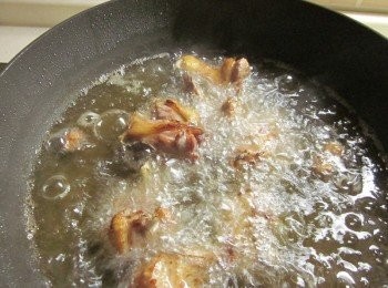 step2: 鴨肉表皮抺醬油,入鍋中炸到金黃色撈起備用(剛入鍋小心防油爆,如果想要骨頭更酥,可再炸久一點)