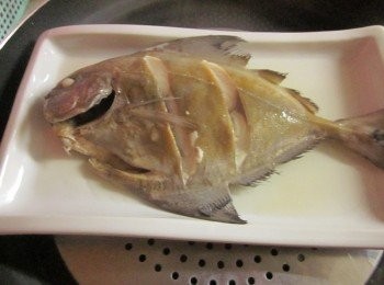step3: 魚蒸好了取出將盤中的湯汁倒掉不要,淋上作法2的<span class="group_2">醬汁</span>及鋪上青蔥絲.辣椒絲.薑絲,取一個乾淨的鍋子,鍋中倒2-3大匙的油焼熱,將滾油淋在辛香料上即可