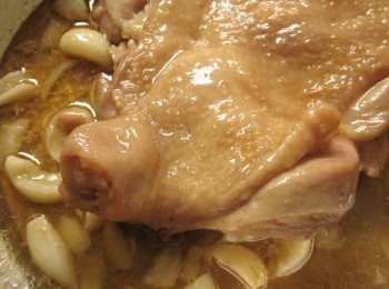 step4: 電鍋外鍋加0.7杯的量米杯水,將作法3.放入,開關按下,跳起來時再把所有蒜頭撥入湯汁中,外鍋放半杯水按下開關,再次跳起時拿出,待稍涼雞腿即可切片上桌