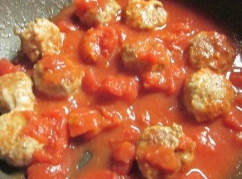 step4: 將蕃茄塊或糊倒入作法3.煮約3分鐘備用. (試味道如果醬汁太酸加一些糖中和,太稠可稍加一些水)