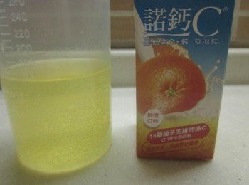 step2: 將1錠的諾鈣C發泡錠投入150cc的冷開水溶解