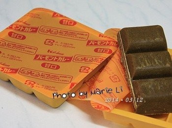 step3: 咖哩塊，我用的是這個牌子 因為我們曾經找了很久 只有這個牌子有甘味不辣的咖哩 一個包裝裡面有兩小盒，各有六小塊 我的用量只需要一小盒 (六小塊)