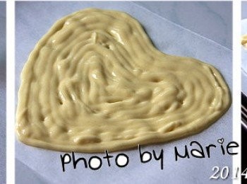 step6: 這一次，為我的蛋糕做了《心型》的餅乾片
也做了要圍蛋糕的手指餅乾連

分析這次的麵糊，與上一回製作的《 手指餅乾 》相較
少了玉米粉、低粉的量增加了
於是在擠花的操作上顯得順手多了
這次終於可以做出較厚實的手指餅乾來了