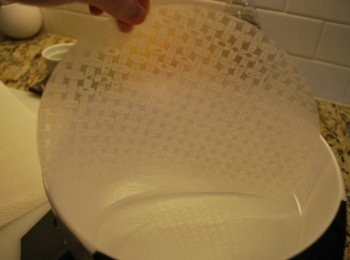 step1: 準備一盆溫水，將米紙沾濕，在水裡上下移動數秒至米紙柔軟(但不能糊燗)