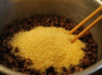 step7: 以筷子拌進粗糖，外鍋1/2杯水蒸煮，開關跳起後放涼即可