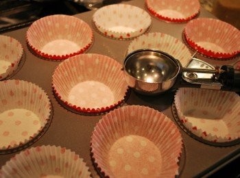 step1: 烤箱預熱375℉/190℃，鋪上12個瑪芬紙模