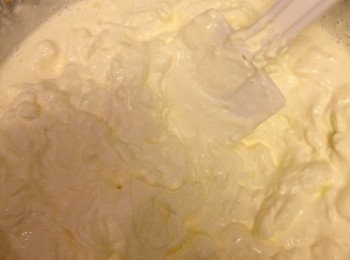 step2: B. Mascarpone 芝士500克， 加忌廉150克，用spatula輕輕壓勻。