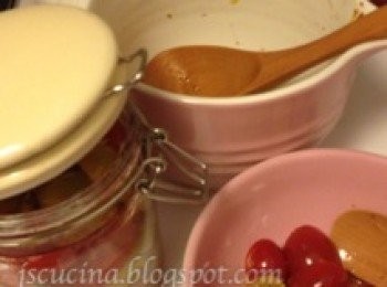 step2: 加入25g桂花糖，20g黃糖，撈勻，放入玻璃器皿，放入雪櫃過夜，或至少8小時。完成～