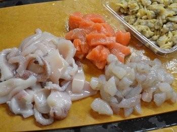 step3: 將所有材料1洗淨，切粒。（蜆肉不用切）