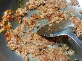 step5: 再落豬肉炒至散開