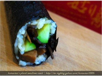 step6: 每一口都能吃到白米飯的黏Q、小黃瓜的鮮脆、黑菇醬的醬滷與海苔片的脆嫩，讓人忍不住一口接著一口細嚐！