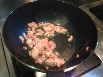 step3: 取炒鍋倒入香油爆炒培根碎及洋蔥。