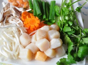 step3: 備料2:將香菇蒂、嫩薑切細絲、綠豆芽去頭尾、青蔥切段(一小部份刨絲)、紅蘿蔔切花、干貝解凍、乾蝦仁、香菜備用