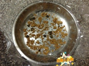 step1: 蒸鍋上水要先煮沸備用，拿一蒸盤（底部最好有洞的）鋪上年糕紙，撒上適量的肉鬆