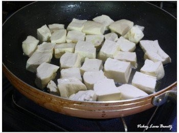 step4: 起一平底鍋將豆腐塊煎至表面微焦上色備用