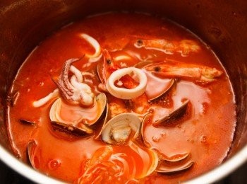 step10: 最後起鍋前在將海鮮加入鍋內重新加熱，並加入鹽巴及黑胡椒調味，上桌前再放上少許的九層塔葉即可。