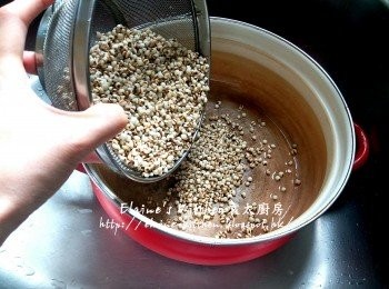 step1: 生薏米用水沖一沖洗及瀝乾 , 將生薏米放入煲內 , 加3500ml水拌勻