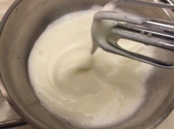 step4: 蛋白先打成大泡泡，加入1/2的糖，繼續打成小泡泡，再加入1/2的糖，打至泡泡變綿密不會自打蛋器滴落即可