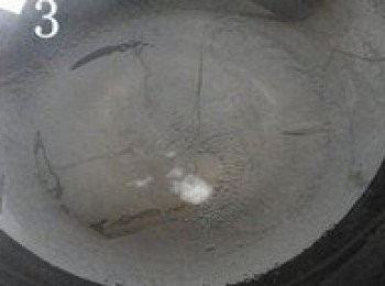 step3: 散入半小勺鹽，把鍋晃一下，使油均勻（鍋中撒入鹽​​，還可以防止雞蛋粘鍋）