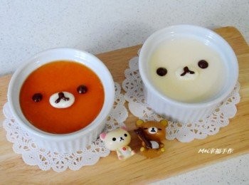 step10: 布丁完全凝固之後，再用隔水加熱的巧克力畫出眼睛及嘴巴就完成囉!