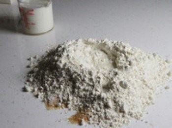 step1: 將鮮奶加熱至微溫，再把酵母粉倒入後靜置至出現發酵作用的泡沫狀。粉類堆成一小火山，再將歩驟1的牛奶倒入混合，用手慢慢混合成糰後，加入油揉成表面光滑的麵糰(約須15~20分鐘)。再將麵糰蓋上濕布靜置一下，待發酵至二倍大